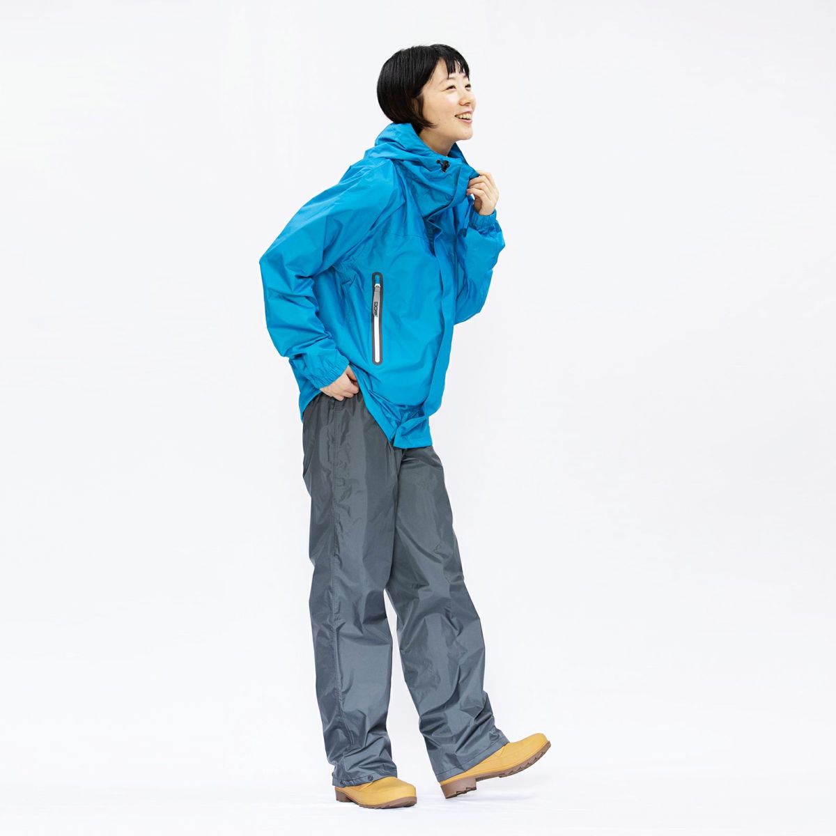 ［女性モデルのサイズ］身長:168cm 着用サイズ：M　／ （上）7710 KJ レインパーカ　＋（長靴）6437 ピラルク レインブーツ