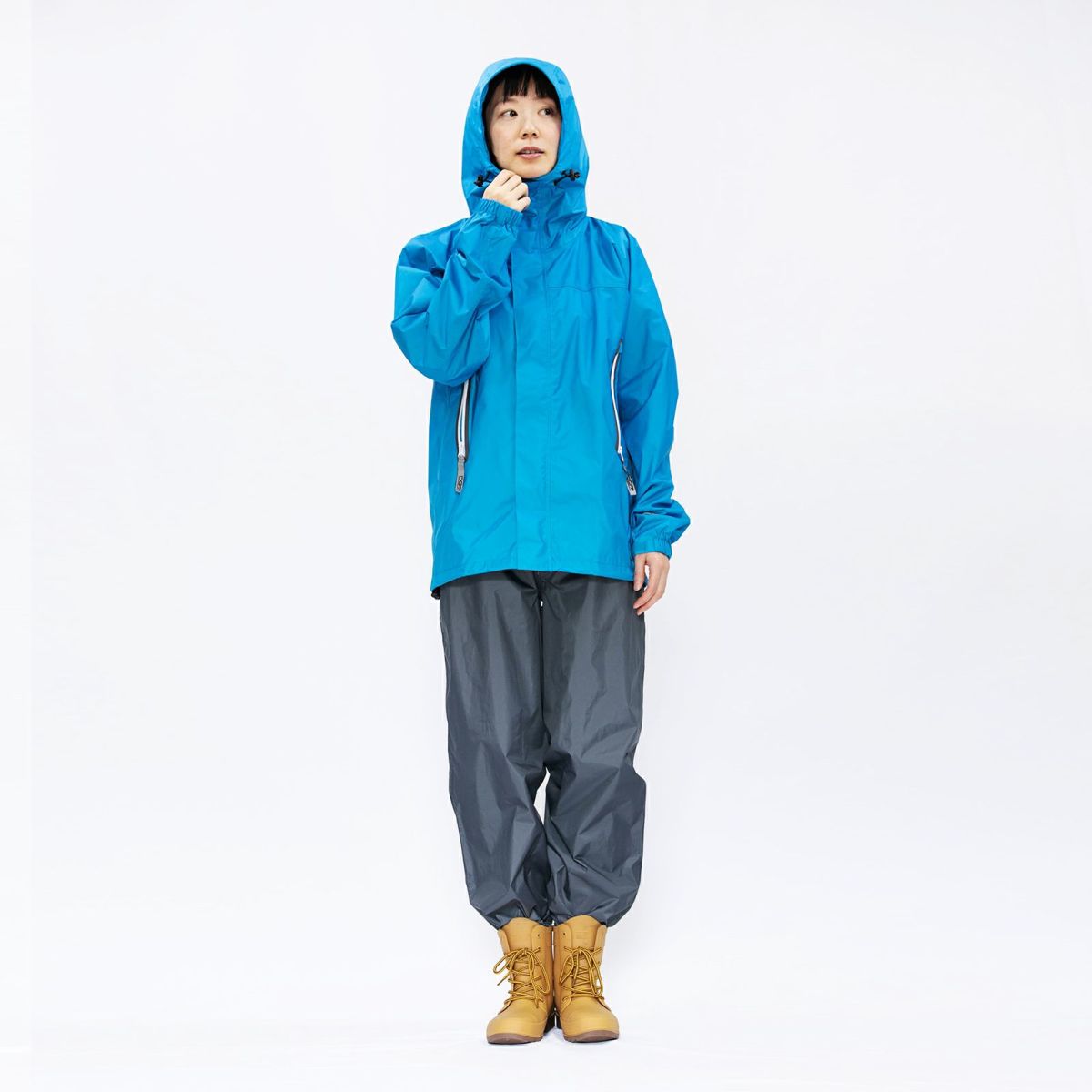 ［女性モデルのサイズ］身長:168cm 着用サイズ：M　／ （上）7710 KJ レインパーカ　＋（長靴）6437 ピラルク レインブーツ