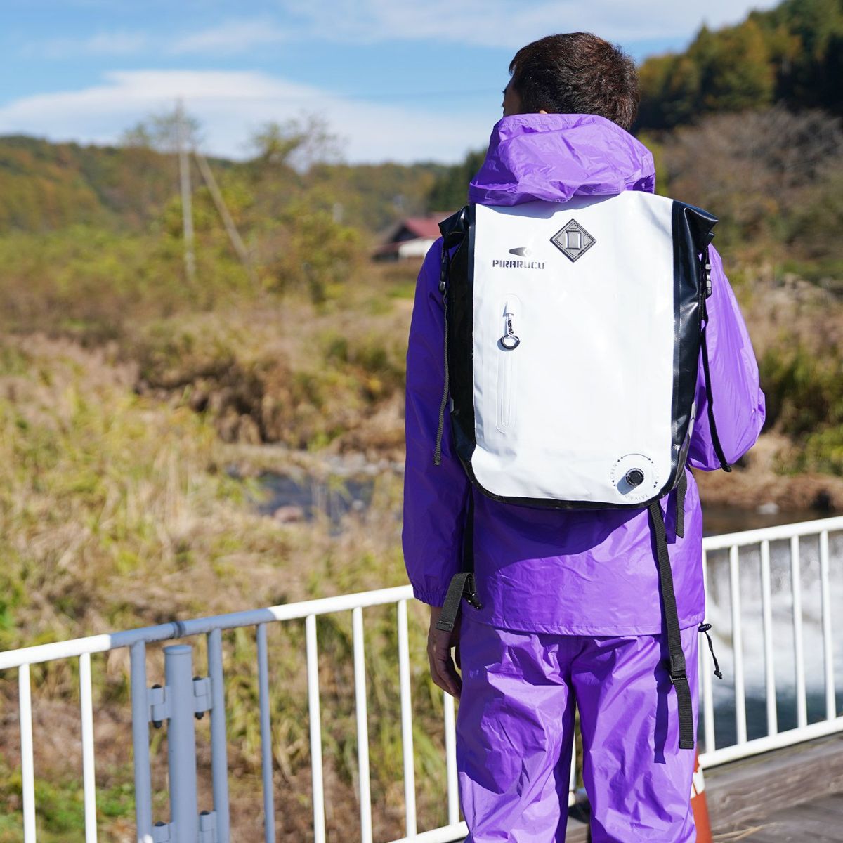 ［男性モデルのサイズ］身長:182cm 着用サイズ：L（GP-011 バックパック 25L ホワイトとともに）