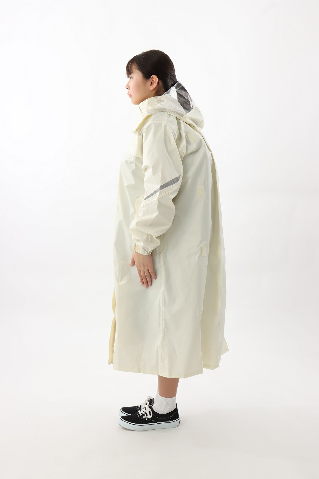 側面（リュックを背負ったまま）［女子モデルのサイズ］身長:160cm 着用サイズ：115cm カラー:アイボリー