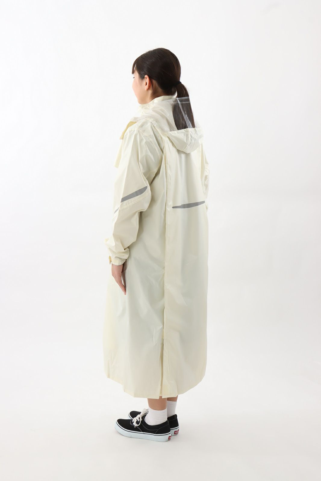 背面［女子モデルのサイズ］身長:160cm 着用サイズ：115cm カラー:アイボリー