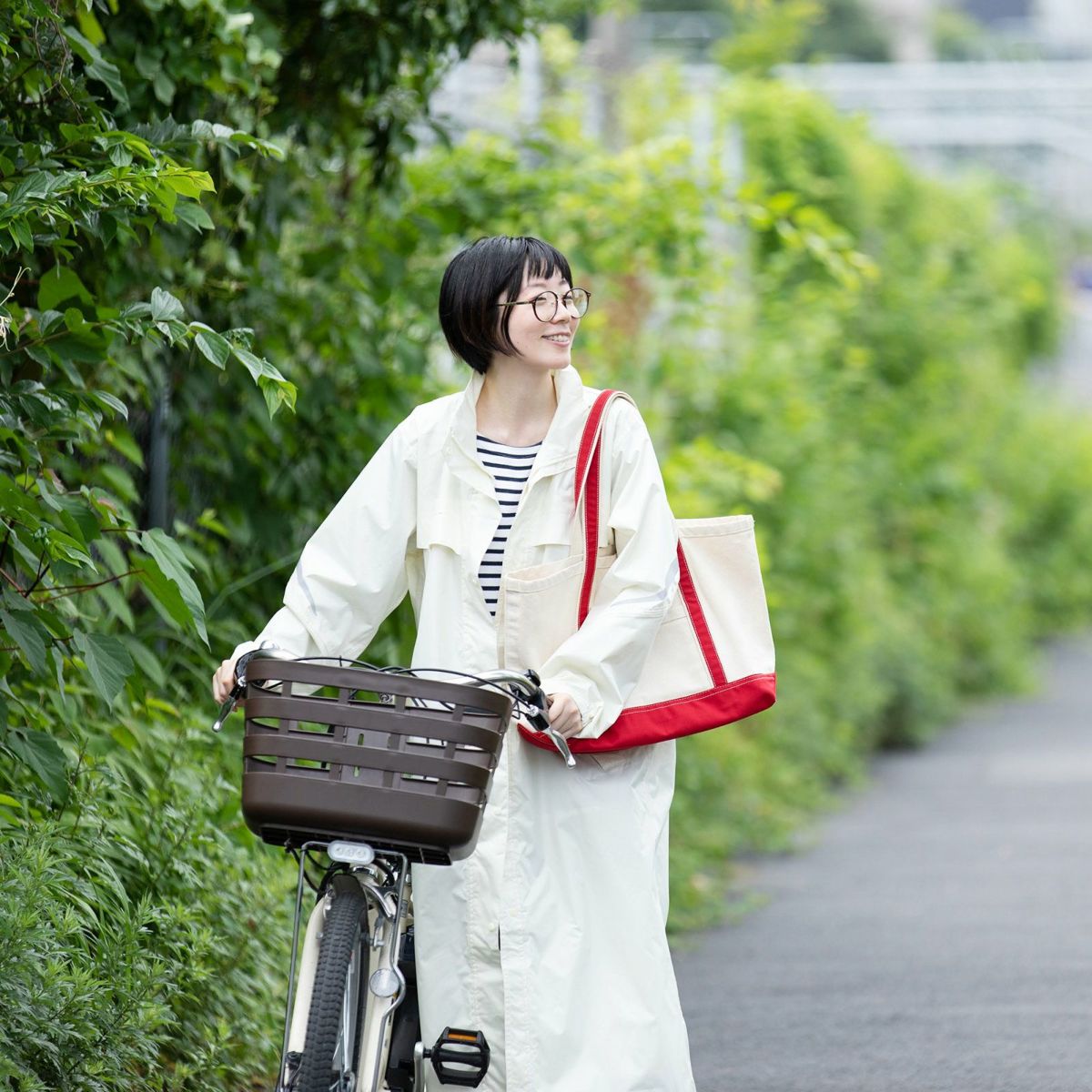 ［女性モデルのサイズ］身長:168cm 着用サイズ：L  カラー:アイボリー