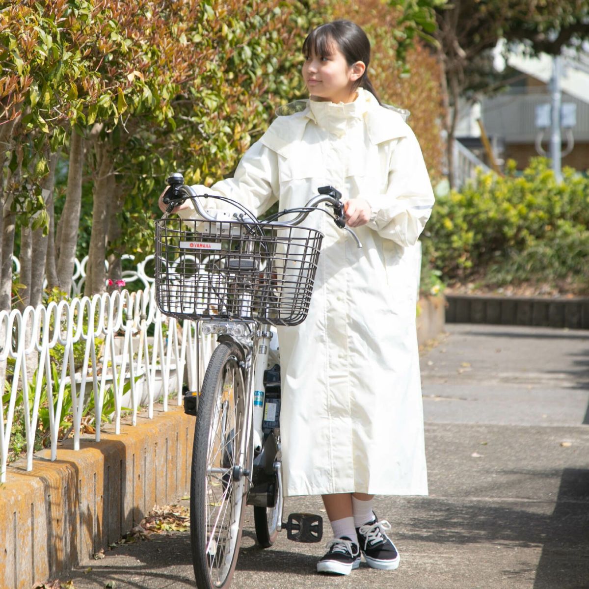 自転車 通学 レインコート ヘルメット かぶったまま