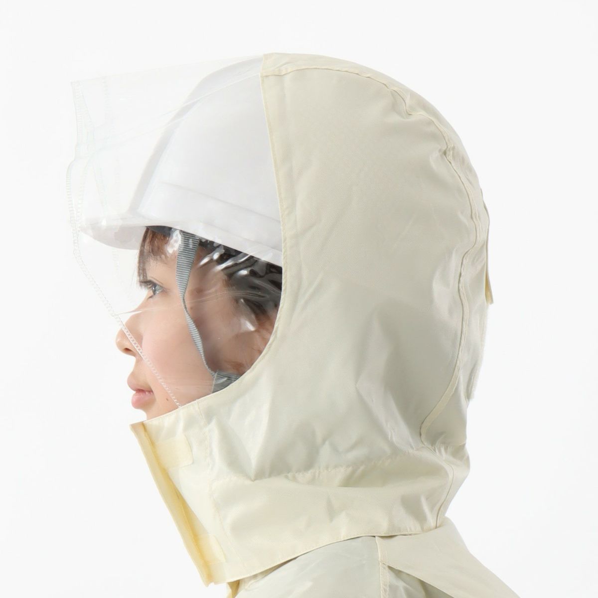 ヘルメットの上からフードを被った様子 カラー:アイボリー