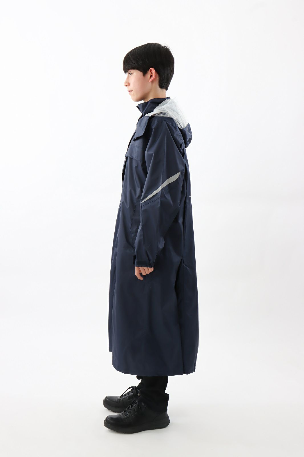 側面 ［男子モデルのサイズ］身長:161cm 着用サイズ：115cm カラー:ネイビー