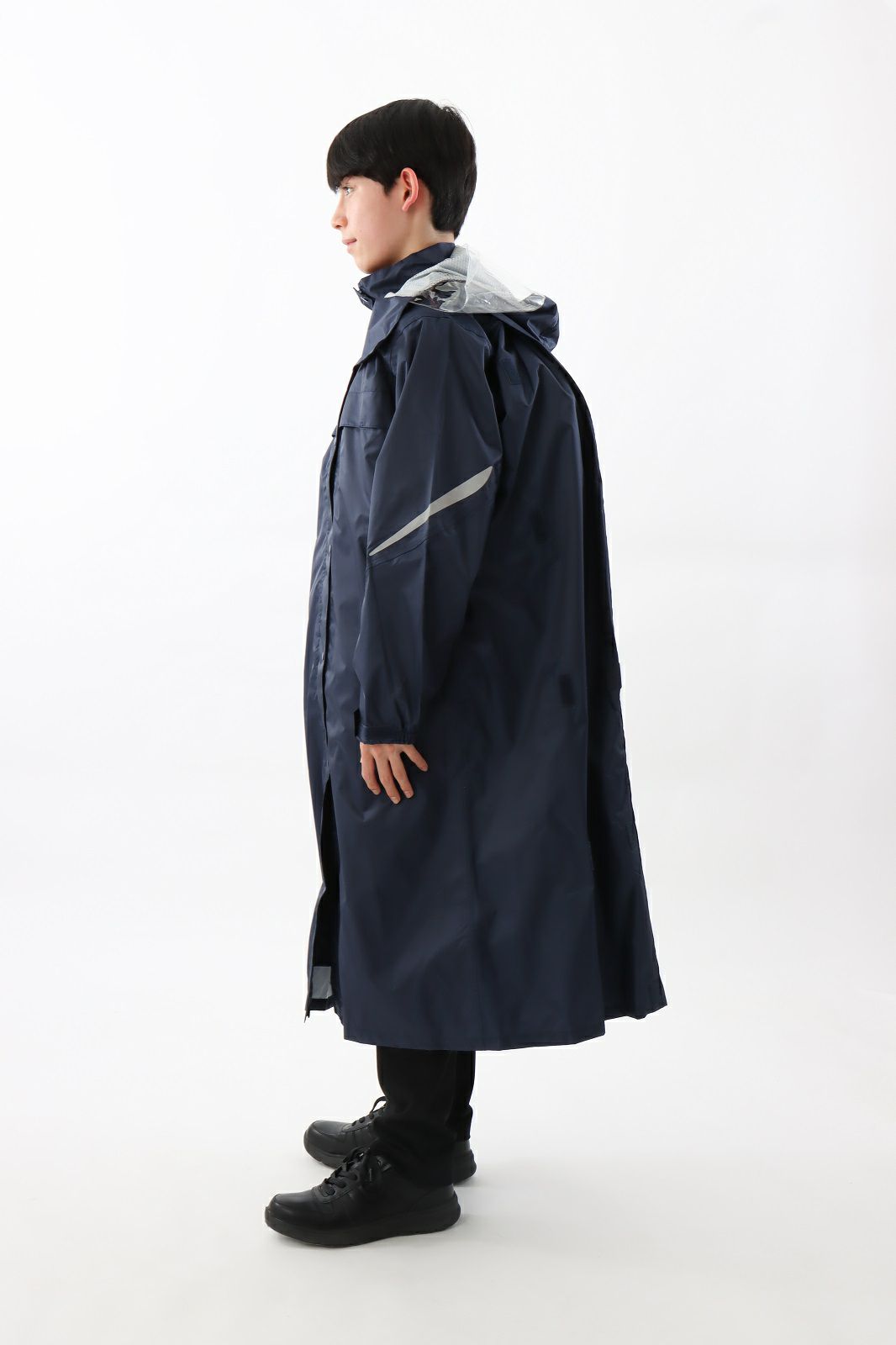 側面（リュックを背負ったまま） ［男子モデルのサイズ］身長:161cm 着用サイズ：115cm カラー:ネイビー