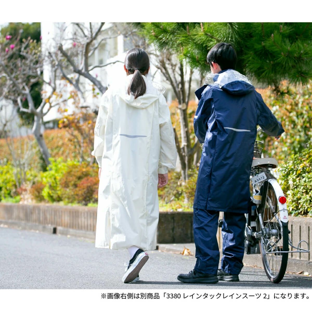 ［女子モデルのサイズ］身長:160cm 着用サイズ：115cm カラー:アイボリー ［男子モデルのサイズ］身長:161cm 「3380 レインタックレインスーツ」着用
