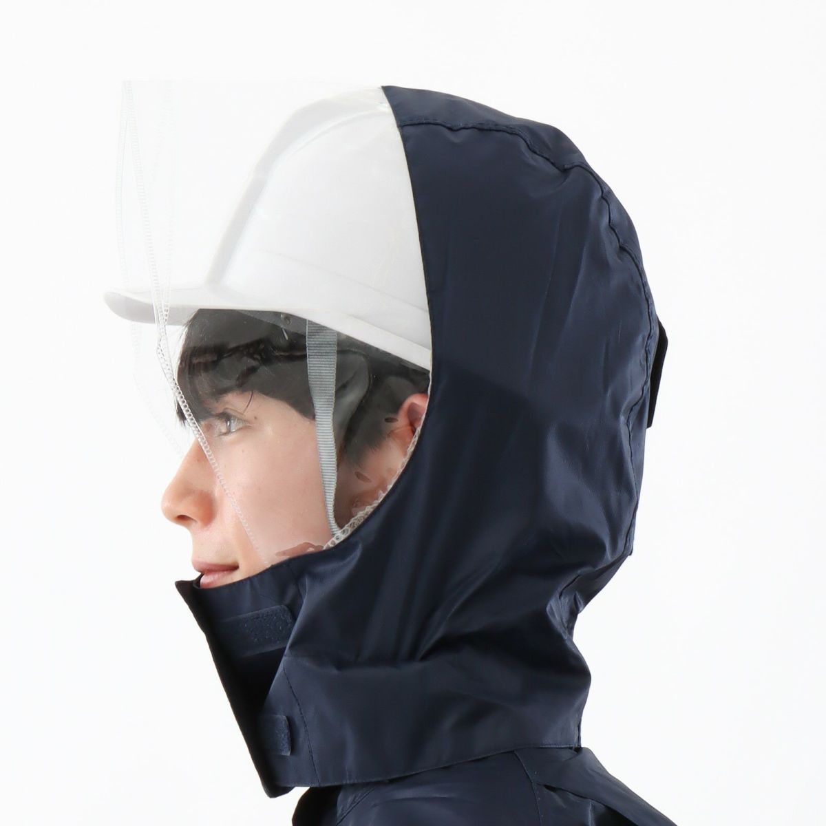 ヘルメットの上からフードを被った様子 カラー:ネイビー