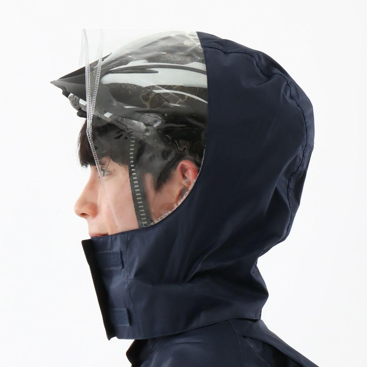ヘルメットの上からフードを被った様子 カラー:ネイビー