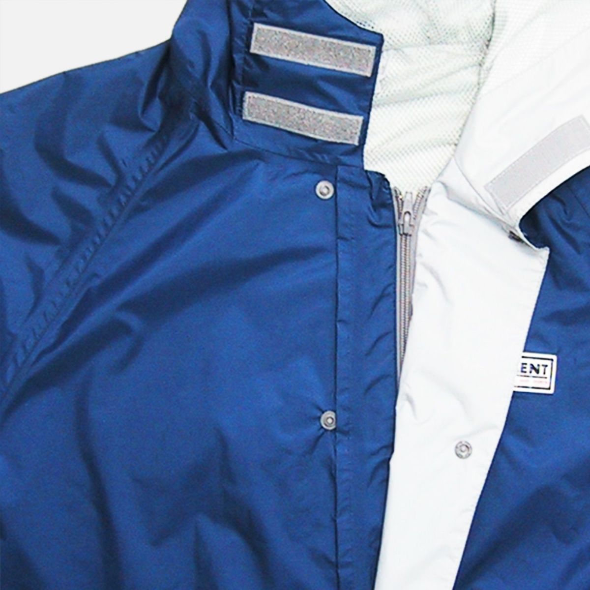 正面：胸元の仕様