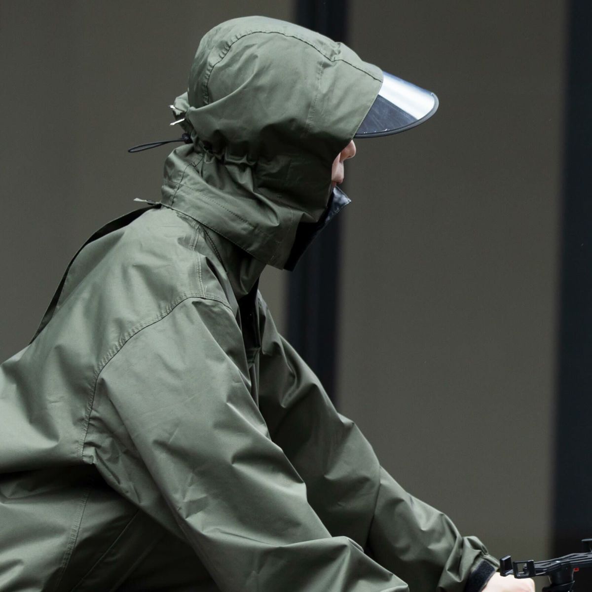 V-004 バイザートップ着用　レインコートは「7590 レインシェイカー バッグインコート」（バイザー着脱システム採用レインコート）