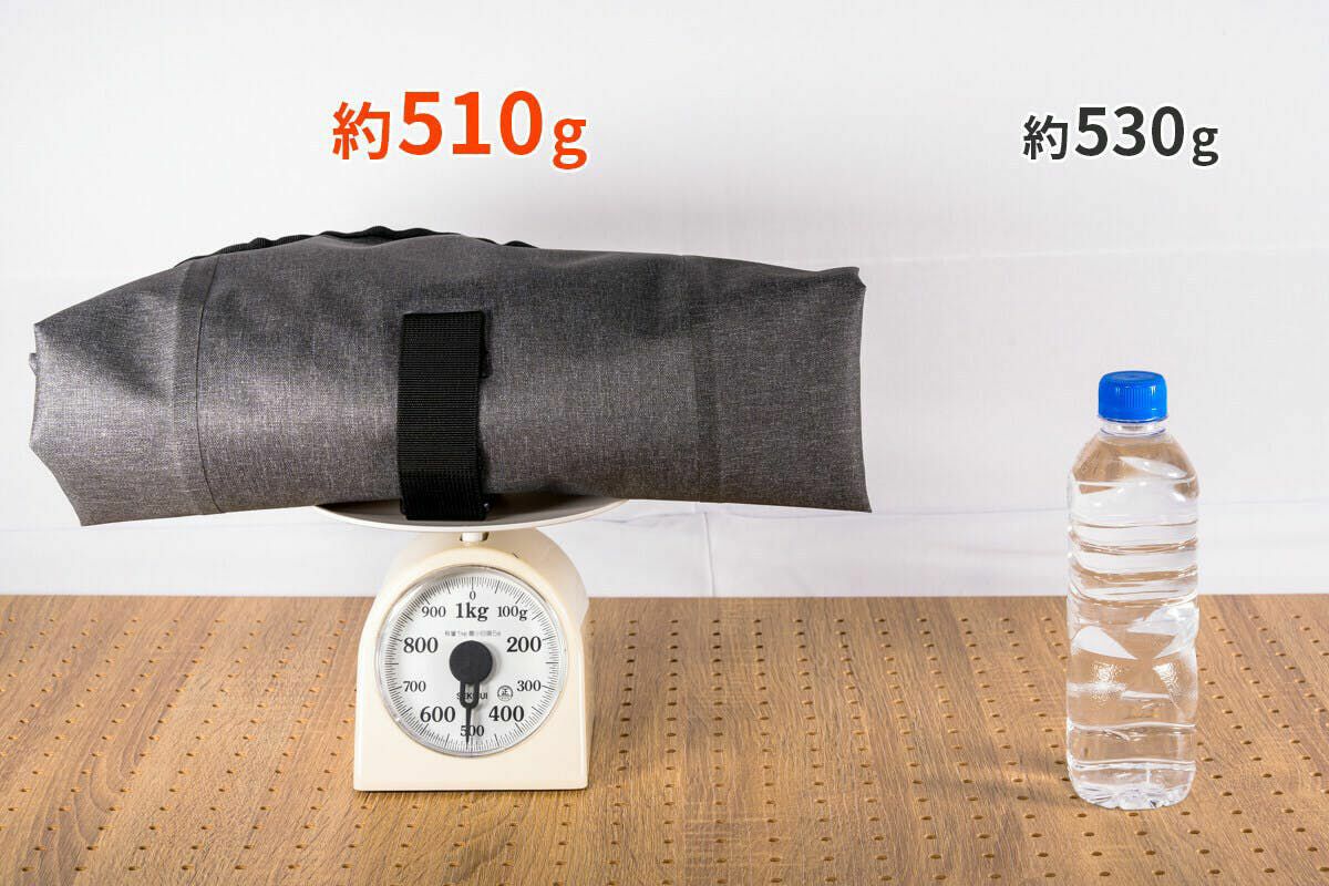中身の入った500ml（約530g）のペットボトルより軽量化を実現