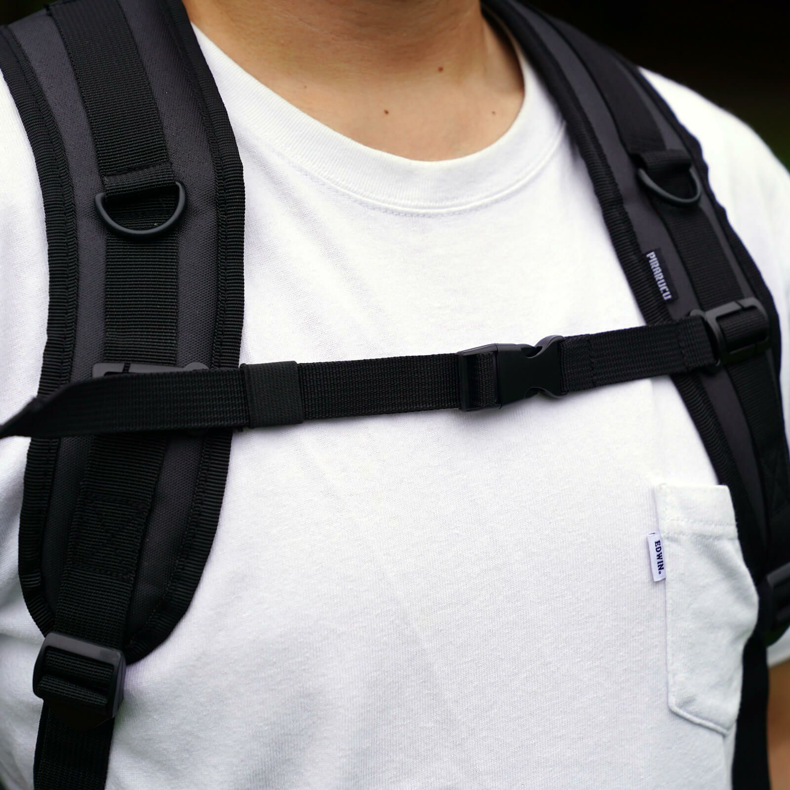 着用感を高める胸ストラップ