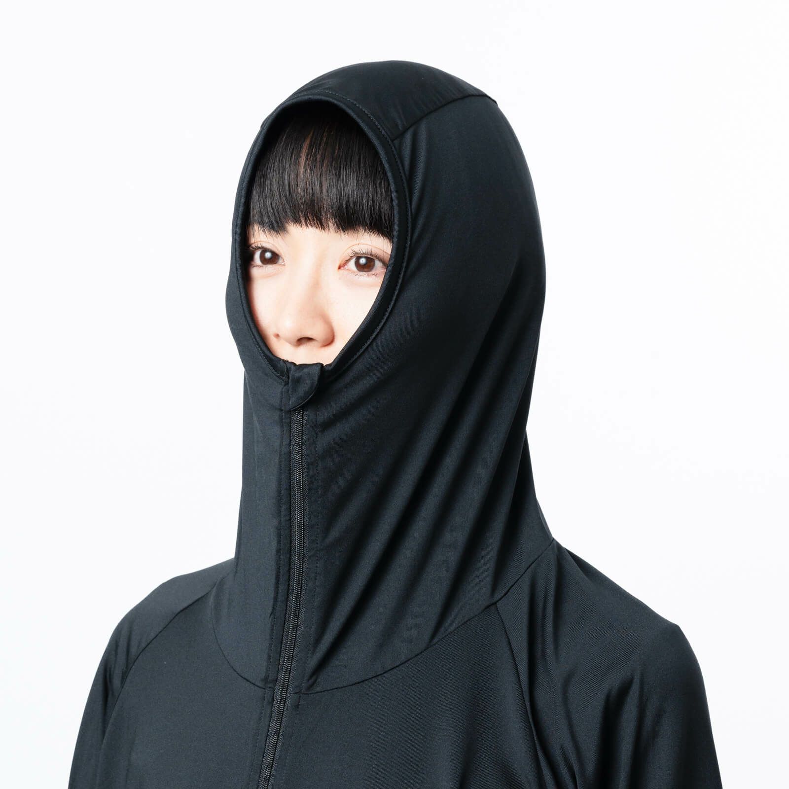 顔まわりをすっぽり覆うフード