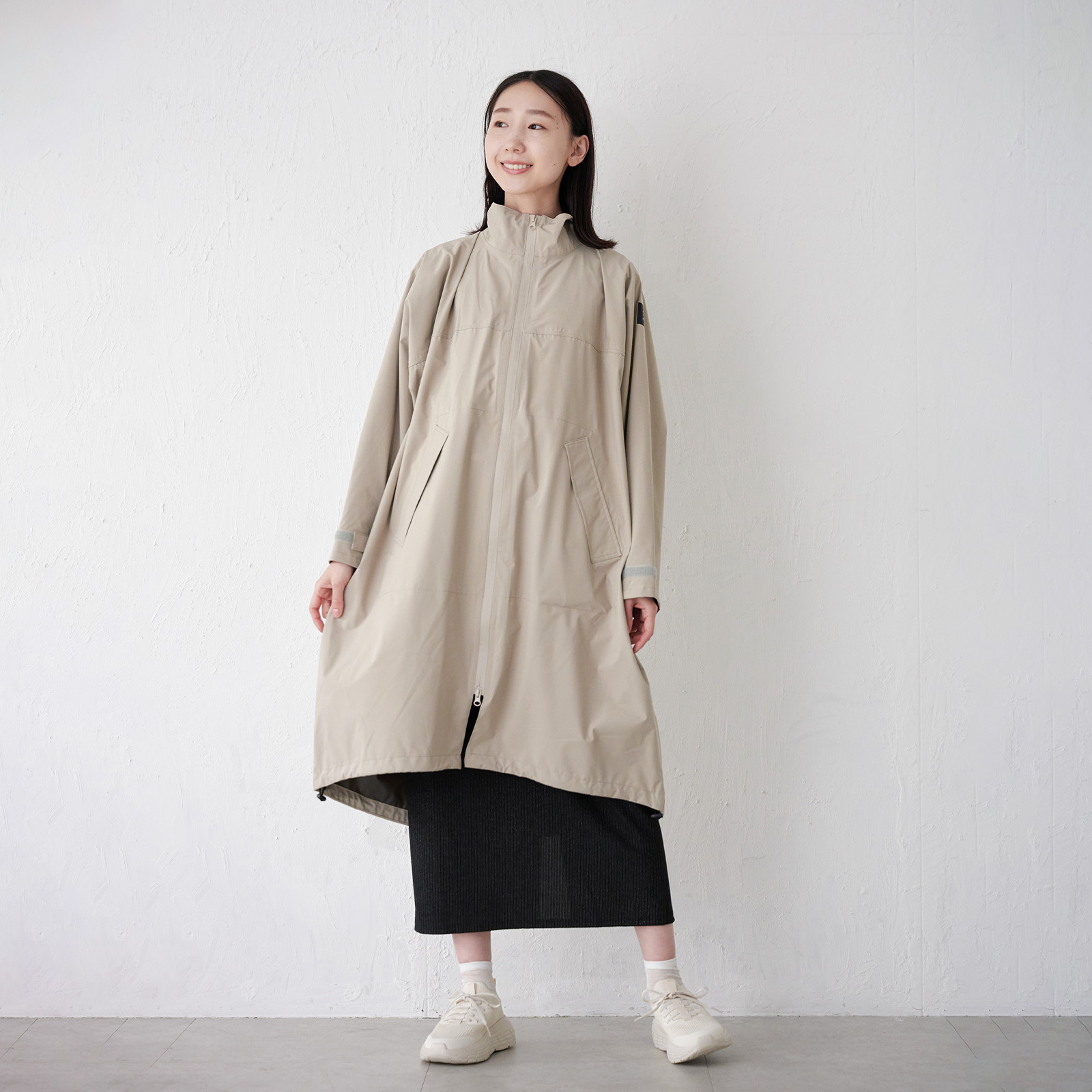 ※モデル身長：180cm ／ Lサイズ ／ グレージュ着用