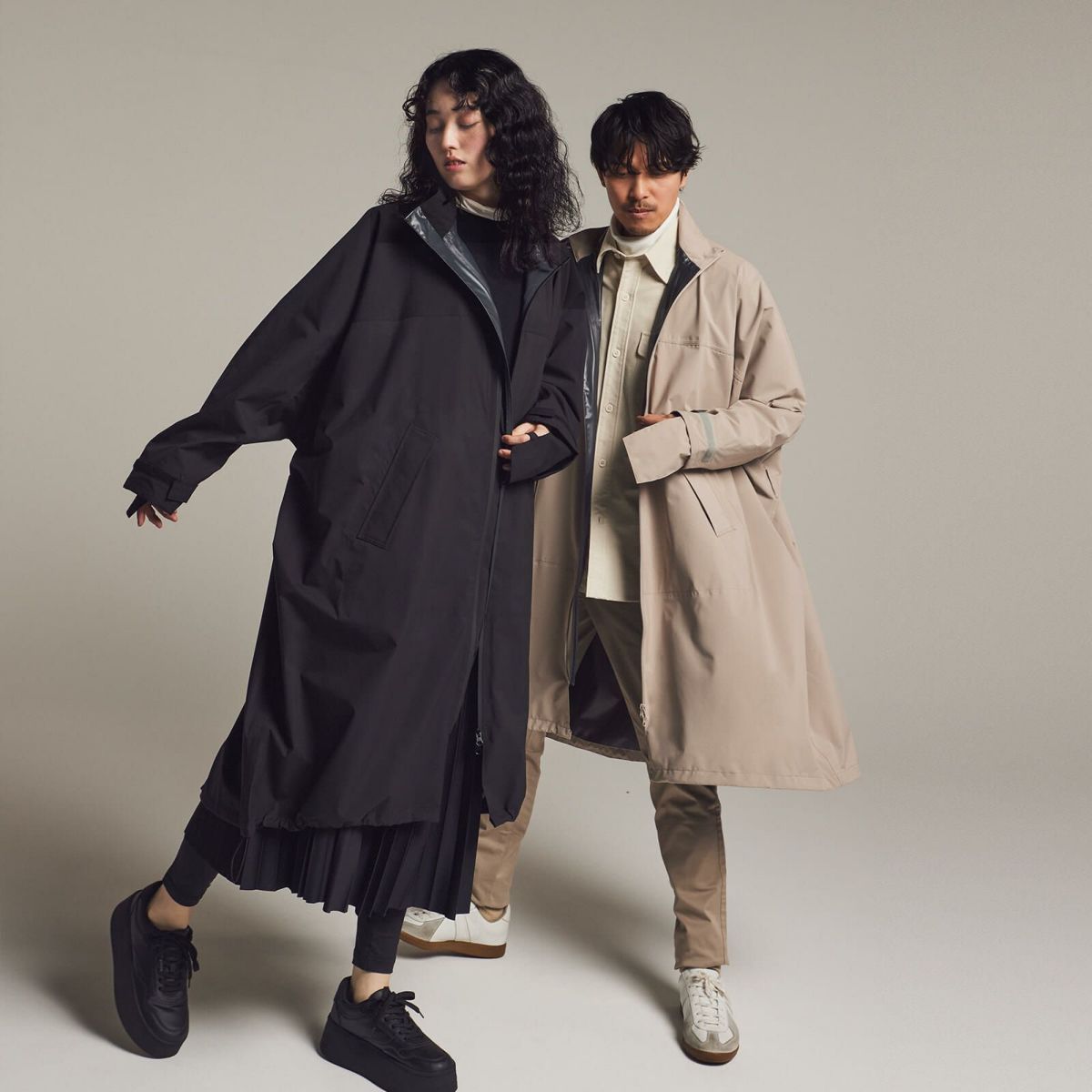 ※モデル身長：左（女性） 172cm ／ Lサイズ ／ ブラック着用 右（男性） 180cm ／ Lサイズ ／ グレージュ着用