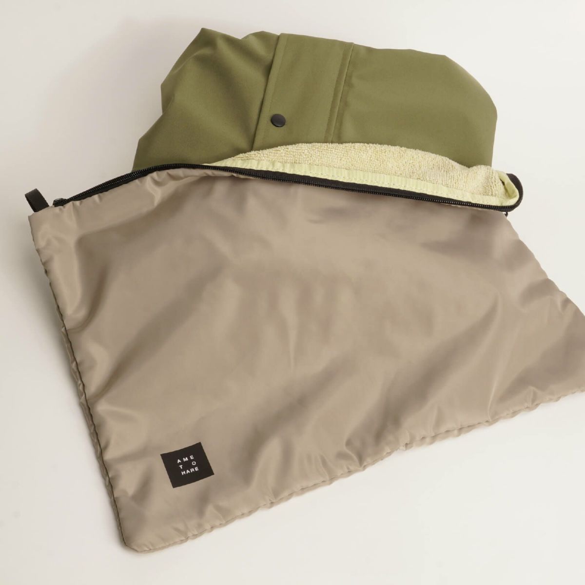 濡れたレインウェアを収納できます