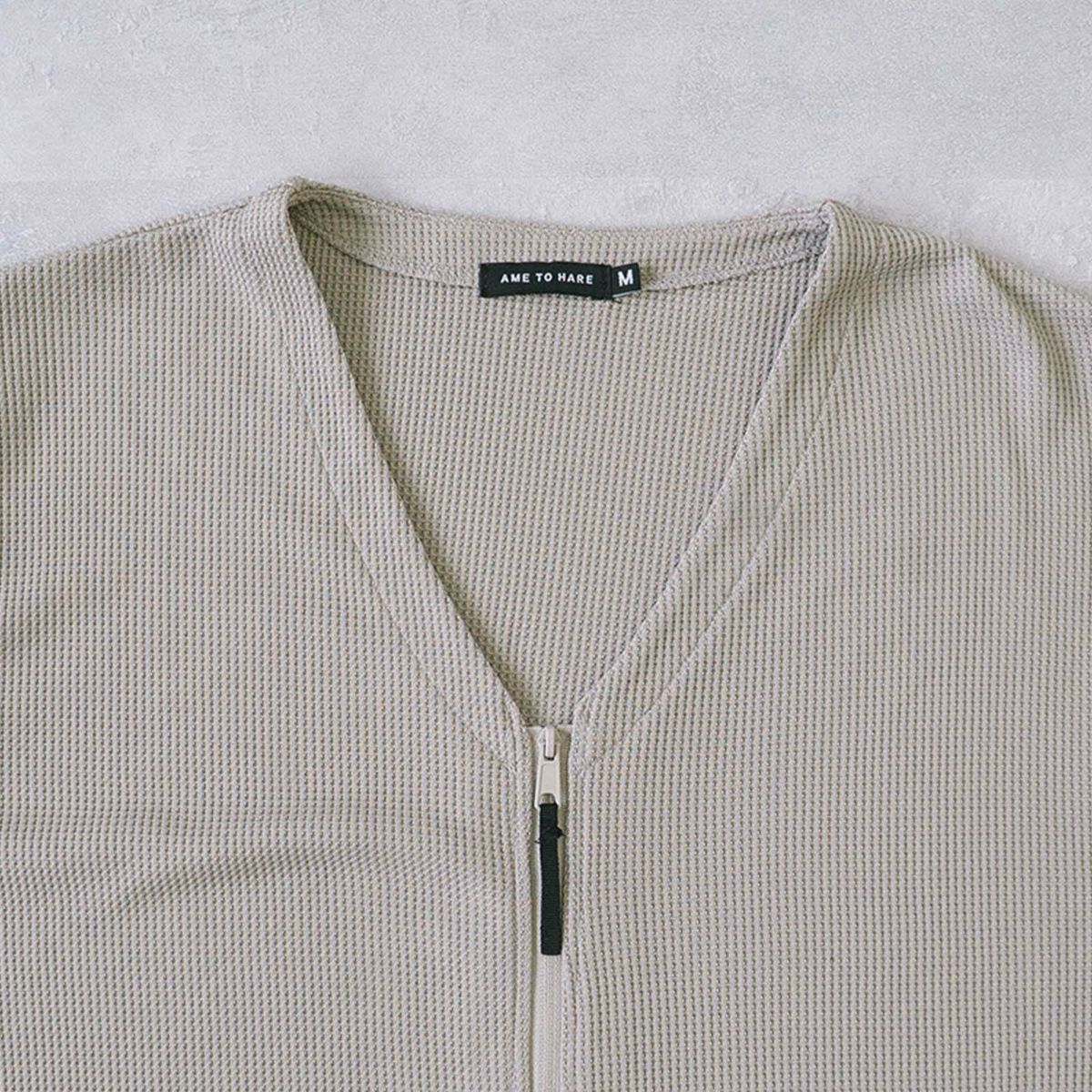 首まわりはVネックを採用