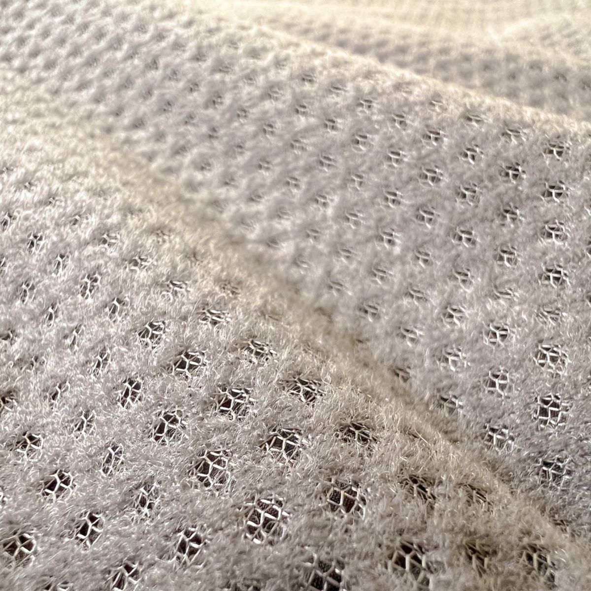 保温性と通気性を兼ね備えた起毛メッシュの裏地