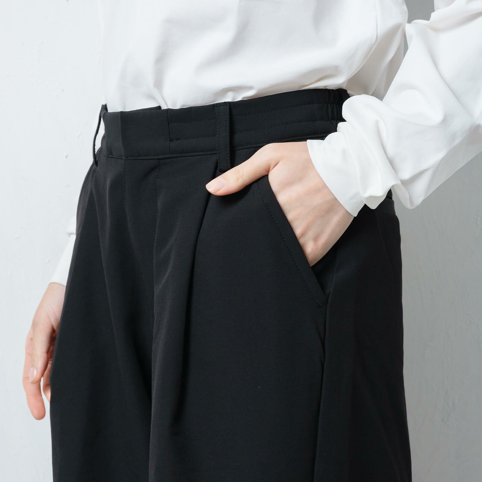 表にボタンが見えないホック仕様