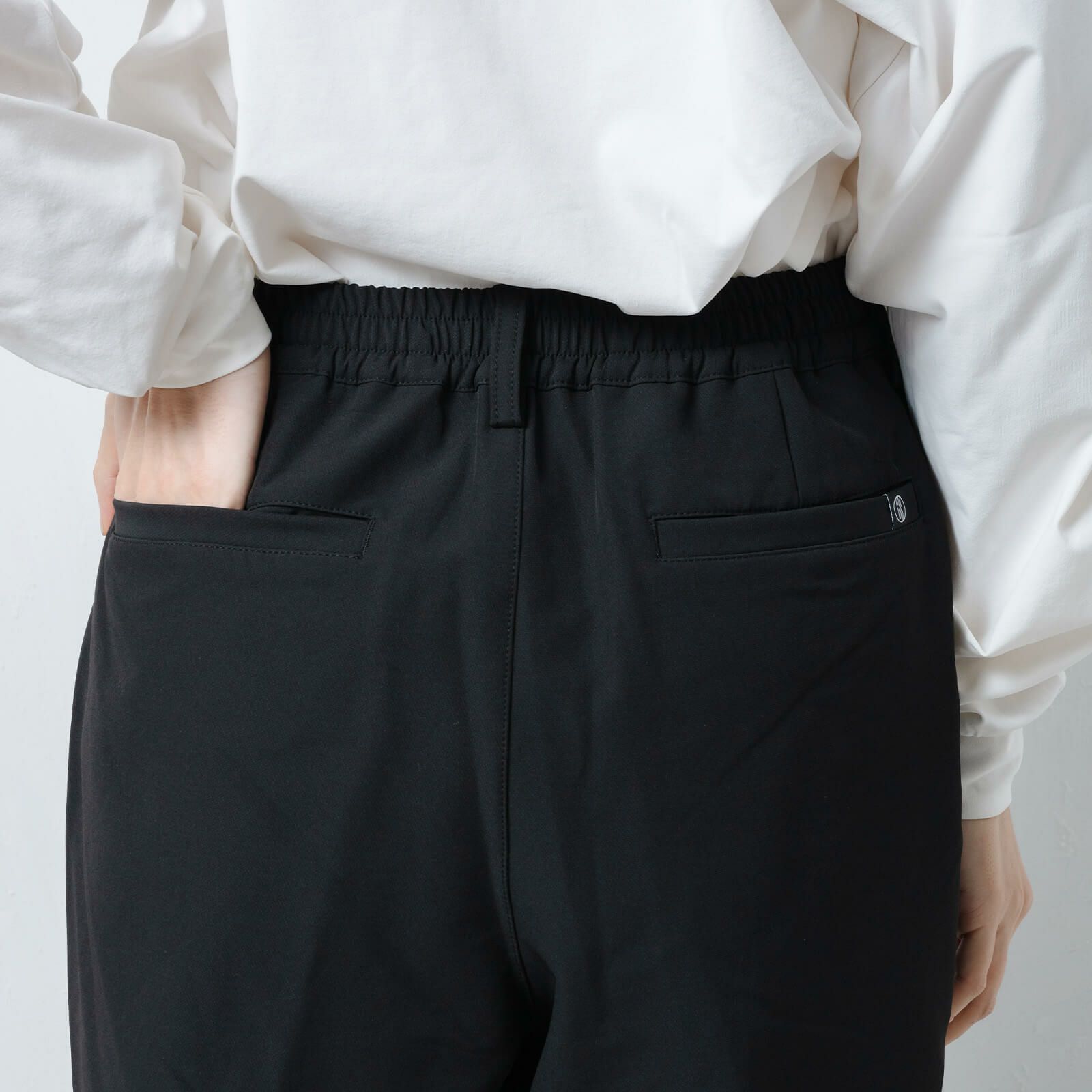 ウエストの背面にはゴム入り