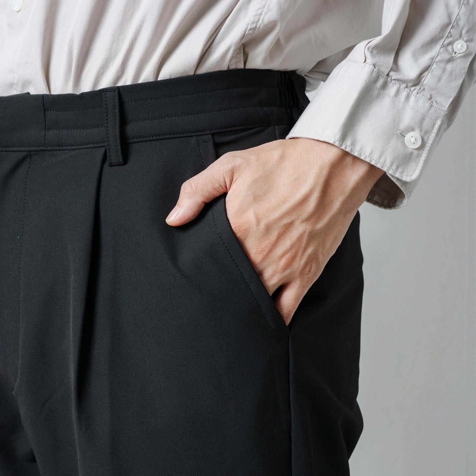 表にボタンが見えないホック仕様