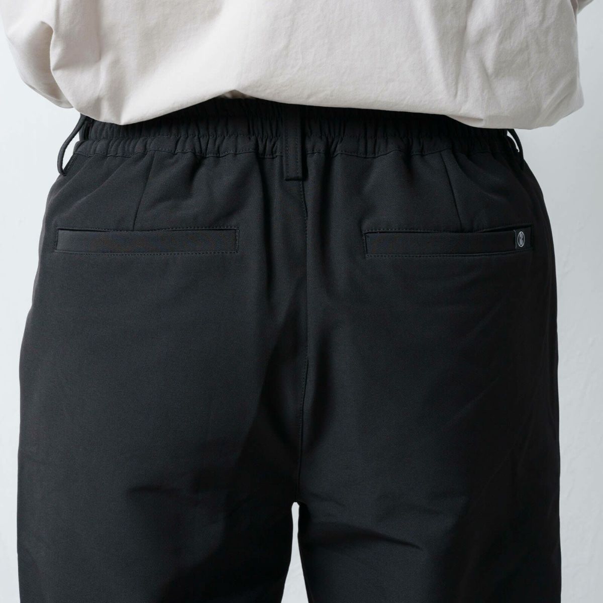 ウエストの背面にはゴム入り