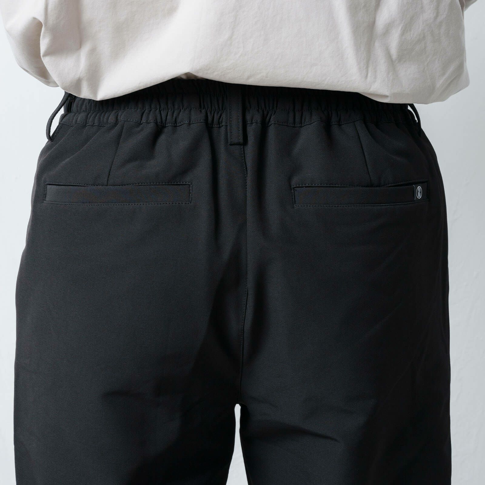 ウエストの背面にはゴム入り