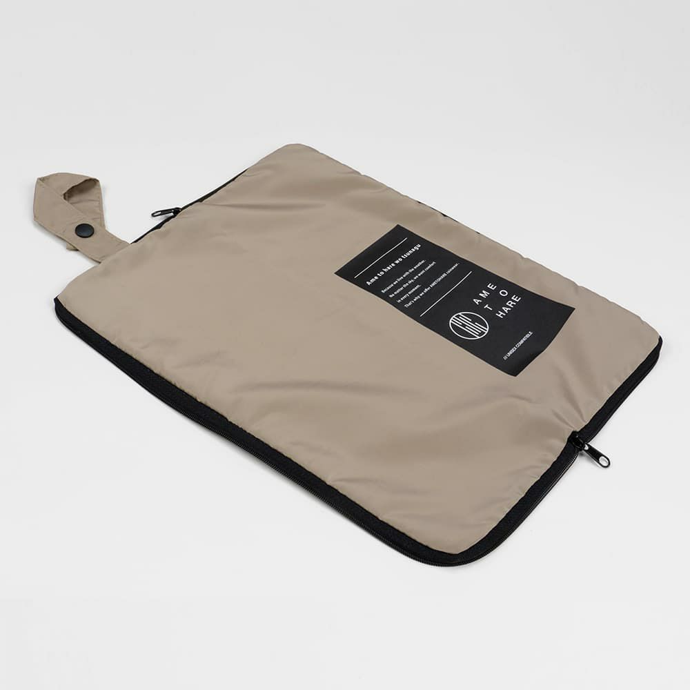 ダブルファスナーで3辺が大きく開く設計