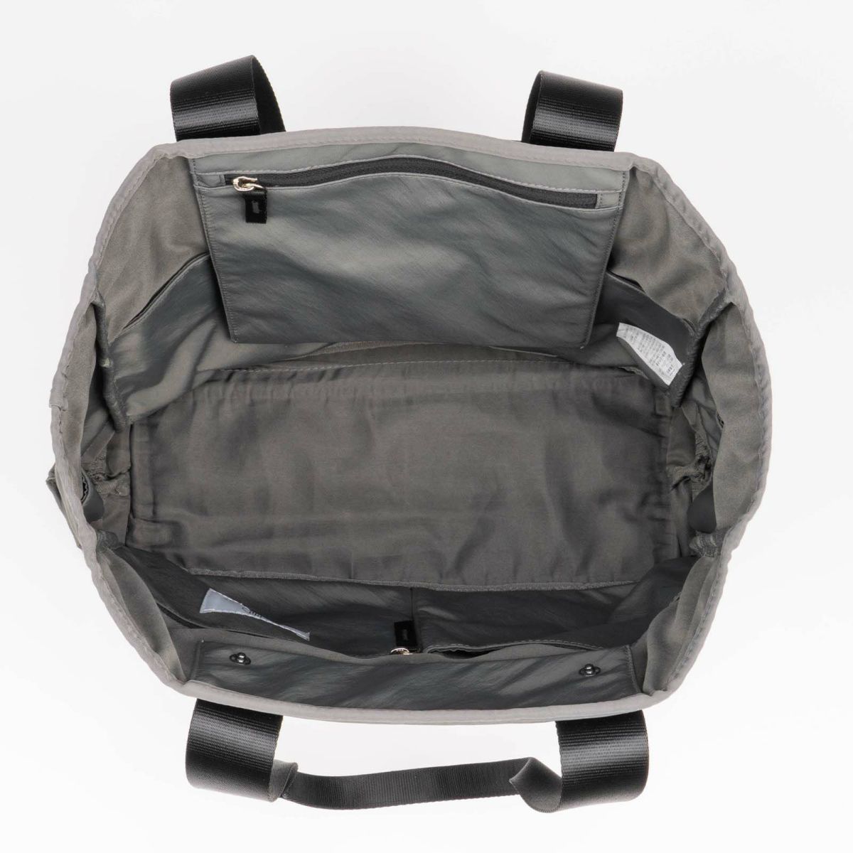 荷物がスムーズに出し入れできる広い開口部