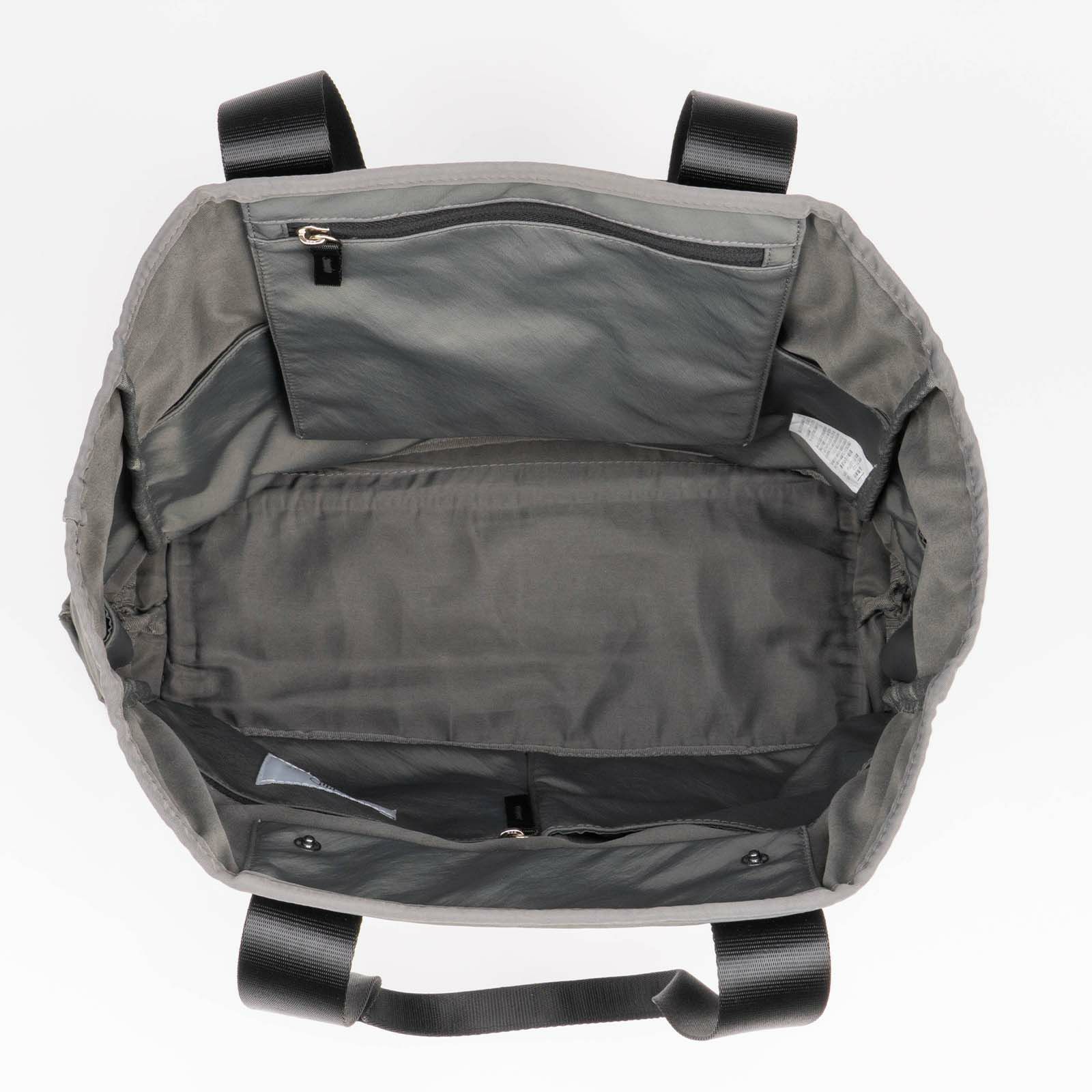 荷物がスムーズに出し入れできる広い開口部