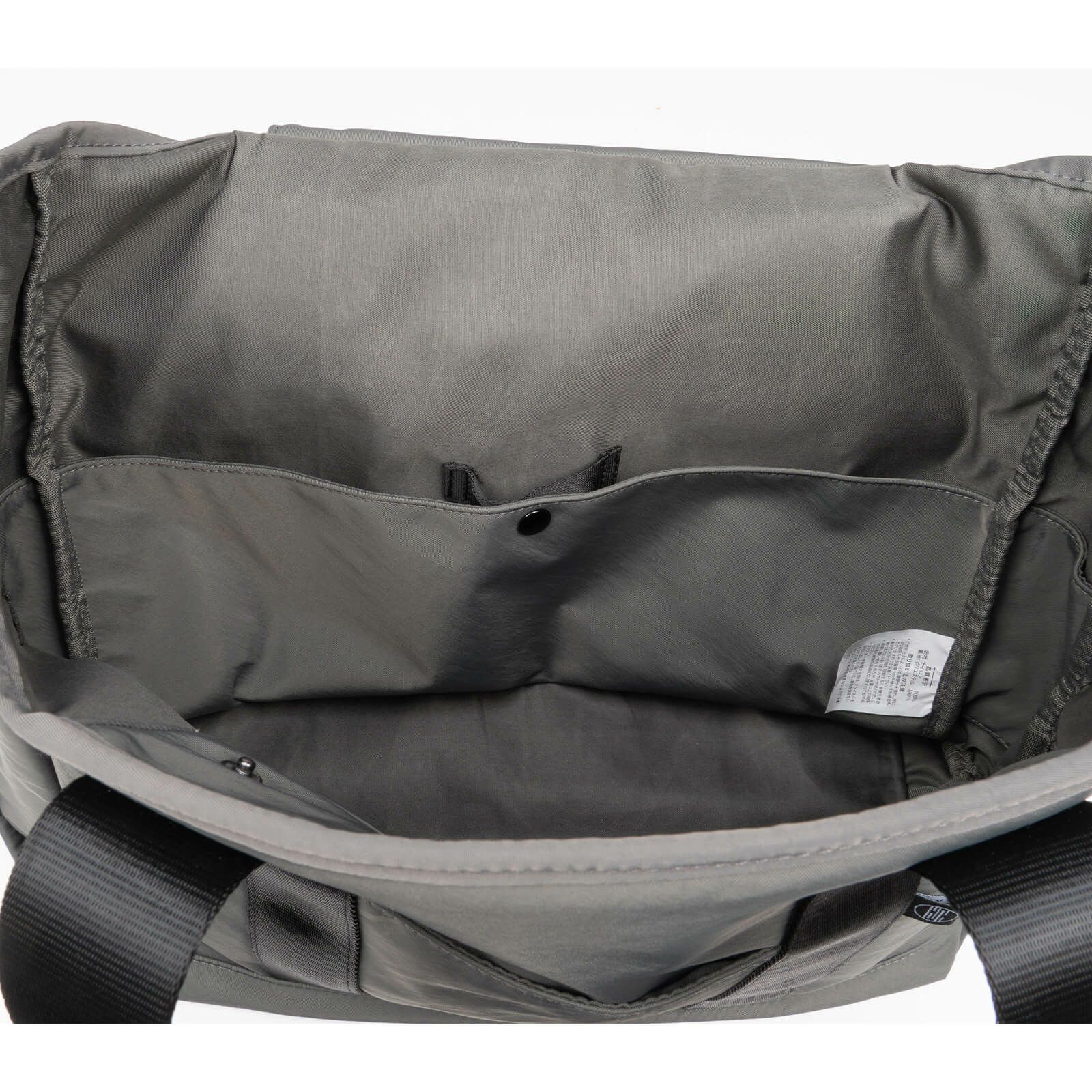 大きなものを収納しやすい横長ポケット