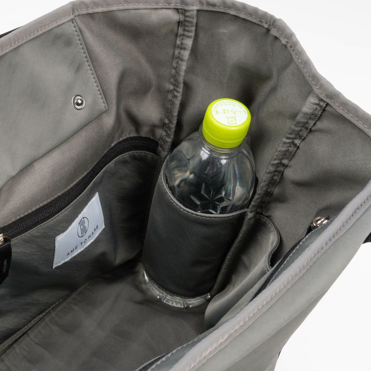 ペットボトル等を立てられるベルトを両サイドに配置